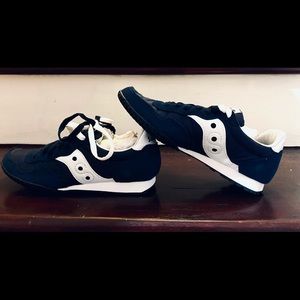 Women's Size 7 SAUCONY tennis shoes (Navy/White)